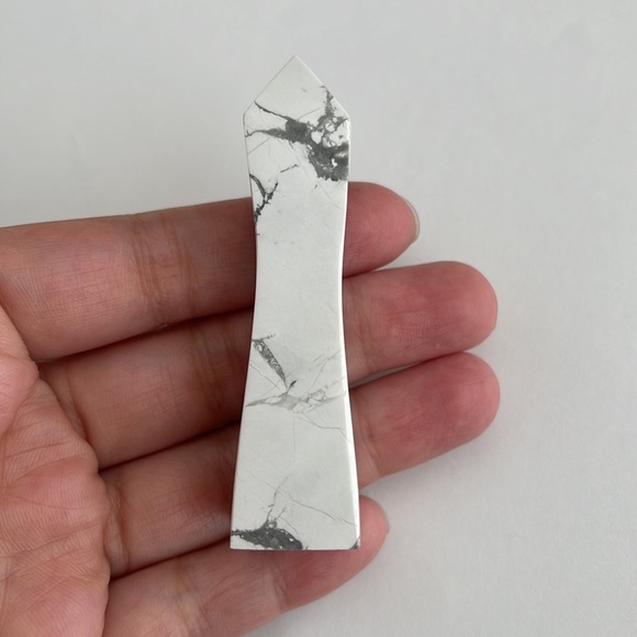 Howlite crystal tower - Picture 4 of 6